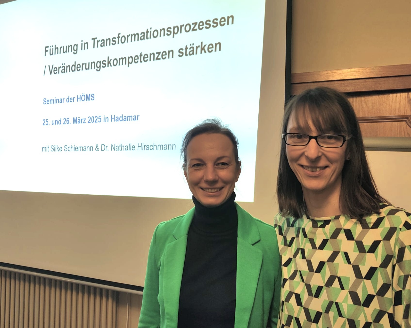 ein gelangweilter Mensch in einem Meeting